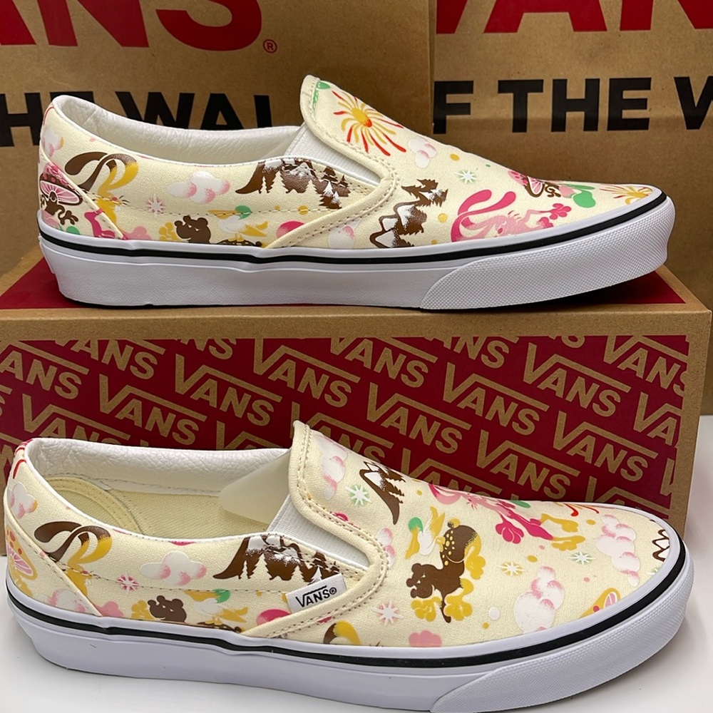 Vans Women’s Classic Slip-On Get Outdoors Classic White 
VN000BVZFRL
Sneakers